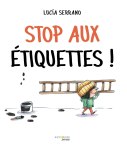 Couverture du livre 'Stop aux étiquettes !' de Lucia Serrano, montrant un enfant portant une échelle et une boîte de peinture.
