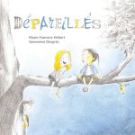 Couverture du livre 'Dépârellés' montrant deux enfants assis sur une branche d'arbre, entourés de dessins colorés et d'un fond aquarelle.