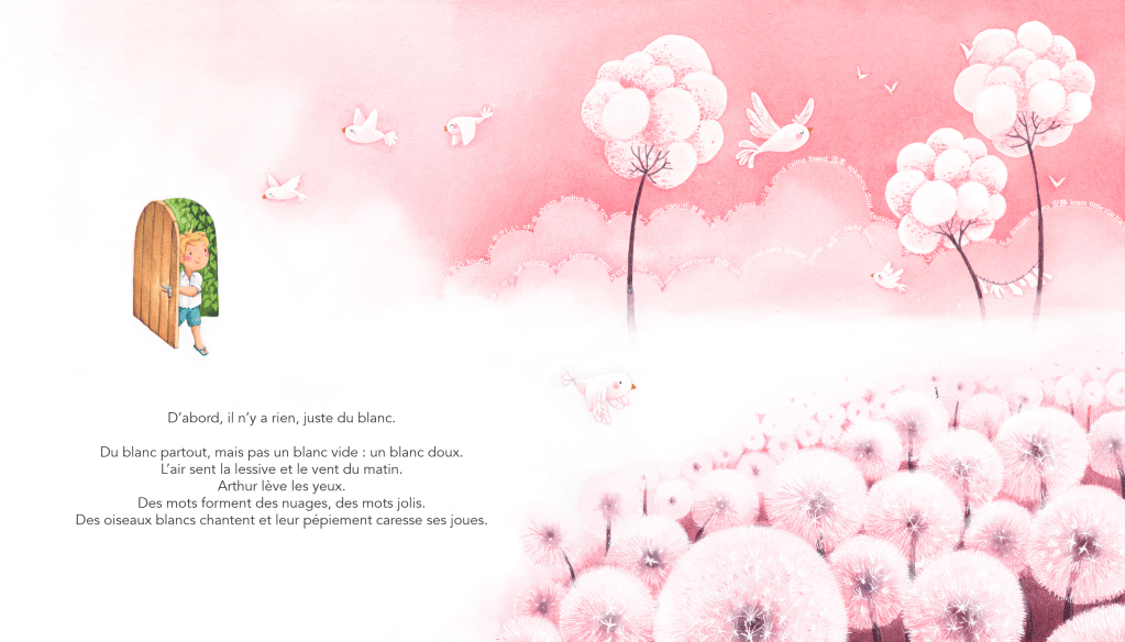 Un garçon regarde hors de sa maison en bois avec une porte verte, dans un paysage doux et pastel rempli de fleurs et d'oiseaux blancs.