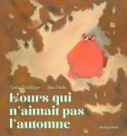 Couverture du livre 'L'ours qui n'aimait pas l'automne' avec un ours orange au centre, entouré de feuilles automnales.