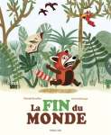 Une illustration colorée de la couverture du livre 'La FIN du MONDE', montrant un raton laveur paniqué au milieu d'une jungle luxuriante, avec des oiseaux volant dans le ciel.