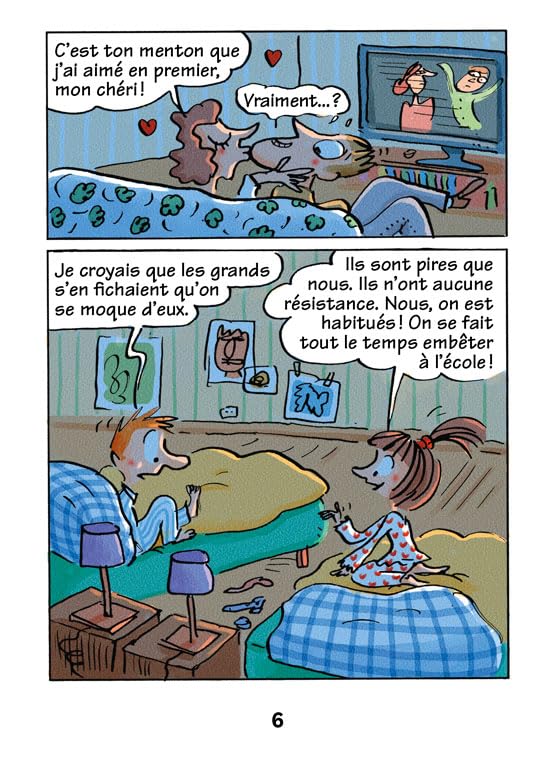 Une scène de bande dessinée montrant deux personnages assis sur des lits, regardant la télévision. Ils discutent ensemble, entourés de lampes et de dessins accrochés au mur.