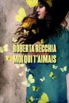 Couverture du livre 'Moi qui t'aimais' de Roberta Recchia, montrant une femme avec des cheveux longs et des papillons jaunes sur un fond texturé.