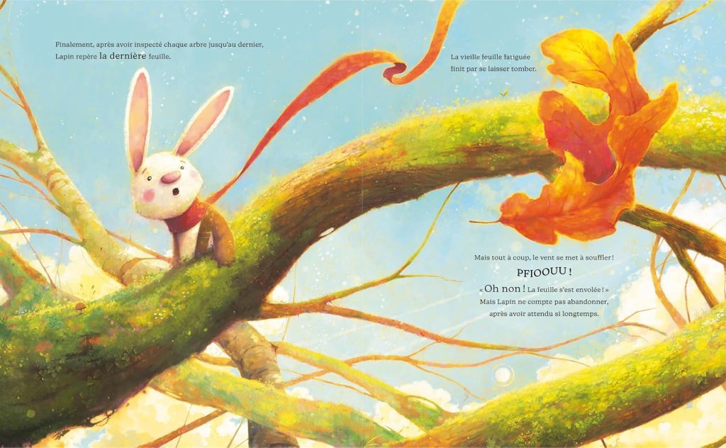 Un lapin emblématique se tient sur une branche d'arbre, observant une feuille d'automne qui s'envole, avec un ciel bleu lumineux en arrière-plan.