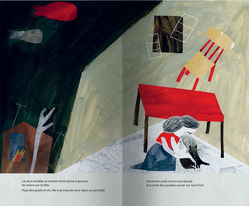 Illustration d'une mère assise sous une table avec un enfant, des objets en désordre, des poissons au-dessus et une maison en arrière-plan.